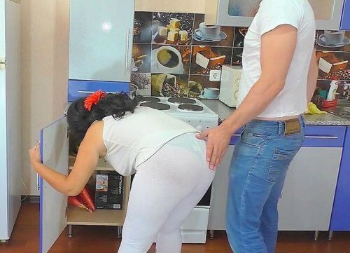 Не зря русская теща нагнулась на кухне. Пока жена спала, муж трахнул ее мамку