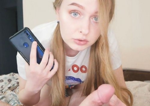 Можно к тебе прилечь, а то я так устала? Пришла к папе полежать на кроватке