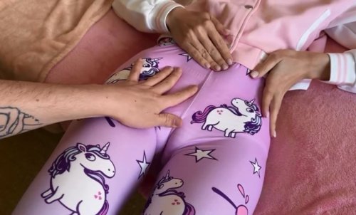 "Ладно, потрись об мою киску, но только без проникновения!" - Балуюсь с сестричкой, пока родители на даче!