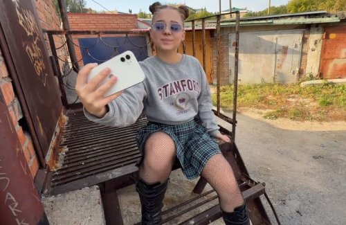 «А ты можешь меня пофоткать?» - С младшей сестрой за гаражами!